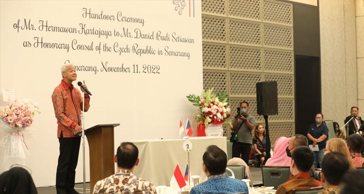 Gubernur Jawa Tengah Ganjar Pranowo dalam acara serah terima jabatan Konsulat Kehormatan Republik Ceko Semarang di Hotel Padma Semarang, Jumat 11 November 2022.