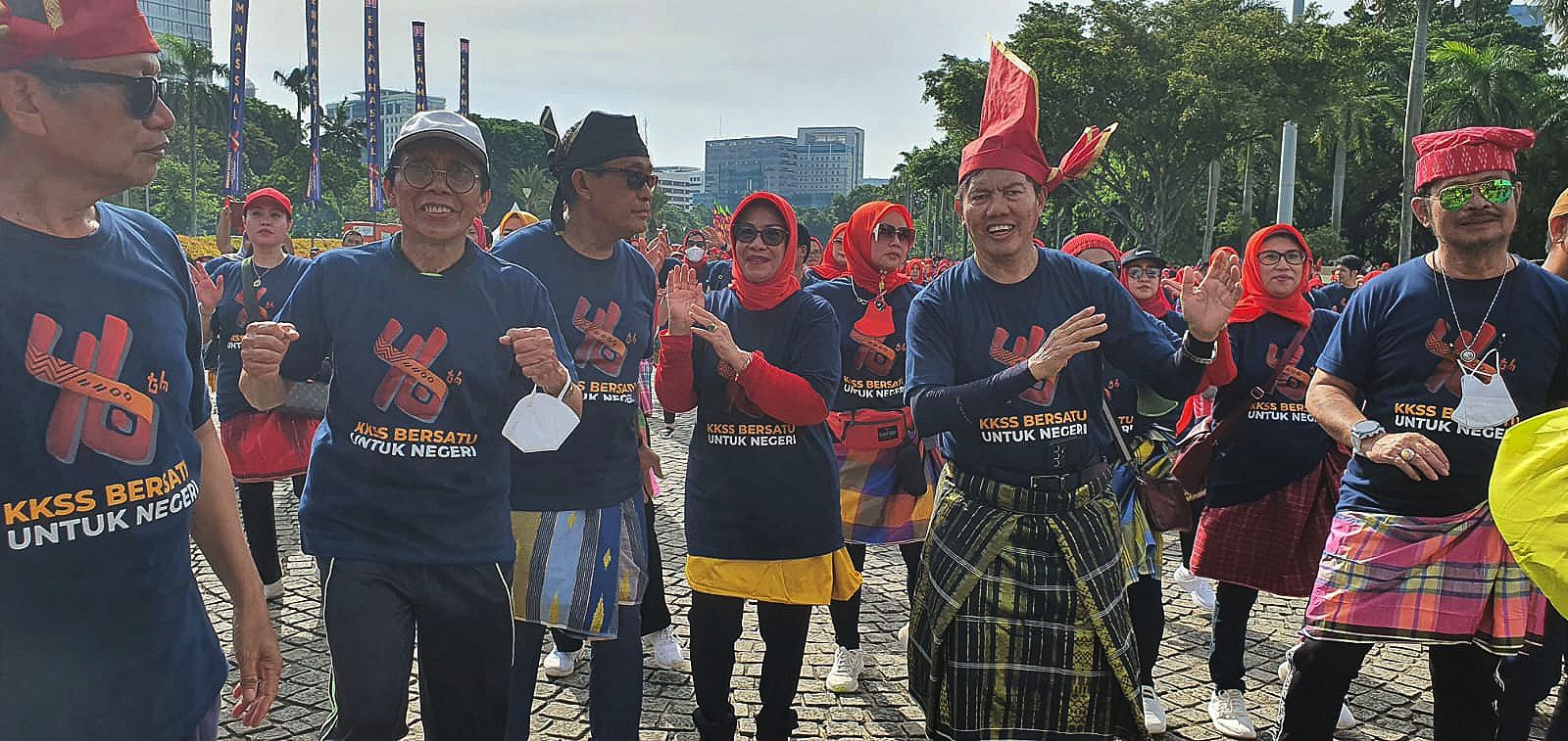 Lapangan Monumen Nasional (Monas) Jakarta Pusat Sabtu pagi 12 November 2022, tiba-tiba menjelma warna menjadi biru dongker dan merah cabe. Nampak Menteri Pertanian  Syahrul Yasin Limpo bersama pengurus KKSS ikut senam