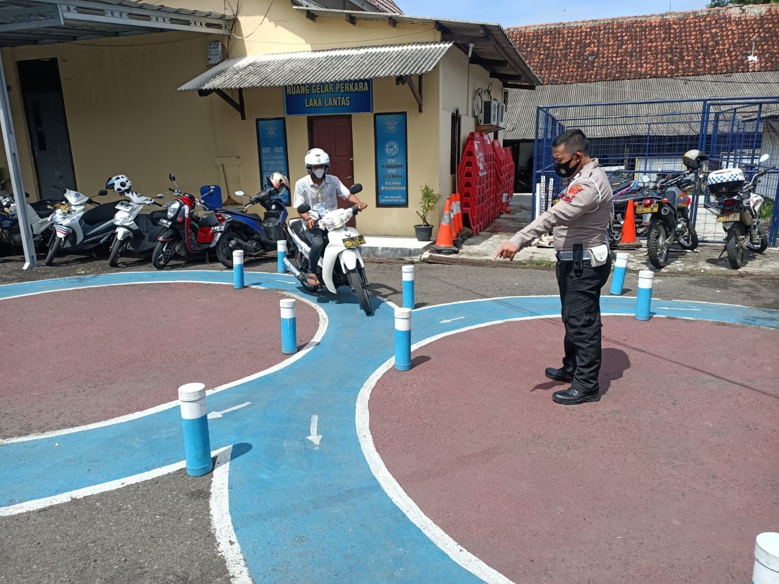 petugas saat memberikan pelatihan ujian SIM untuk masyarakat di Mapolres Tegal