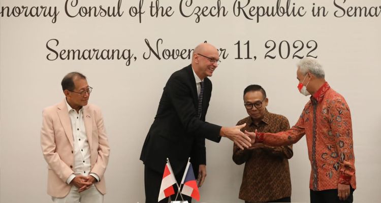 Gubernur Jawa Tengah Ganjar Pranowo dengan Duta Besar Republik Ceko untuk Indonesia, Jumat 11 November 2022.