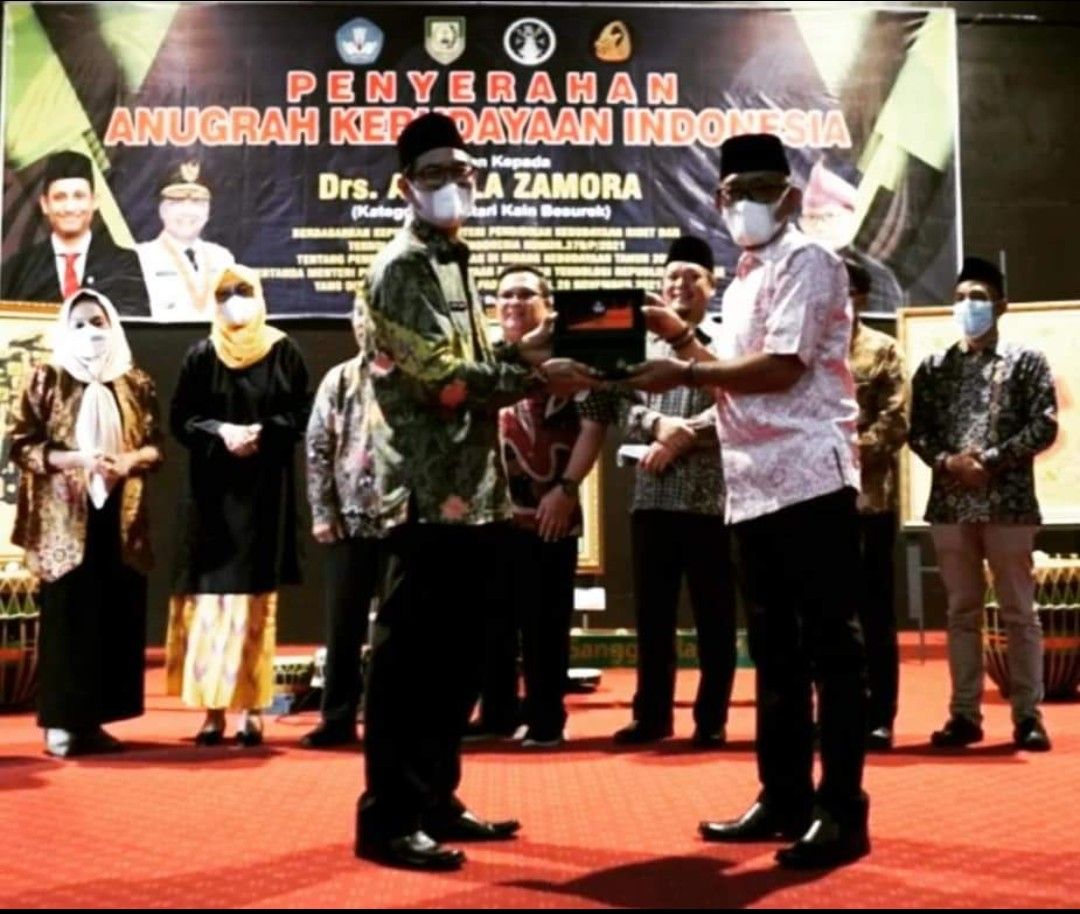 Alcala Zamora atau Morry saat menerima penghargaan Anugerah Kebudayaan Indonesia (AKI) dari Kemdikbud RI