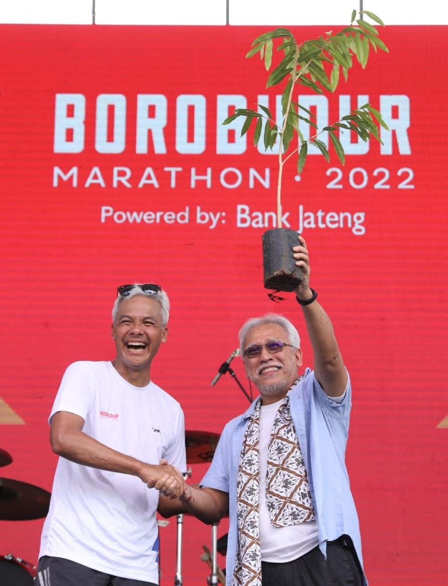 Inilah penampakan Gubernur Jateng Ganjar Pranowo saat penutupan Borobudur Marathon tahun 2022 lalu. Ganjar Pranowo Nyanyi Bareng Iwan Fals di Atas Panggung