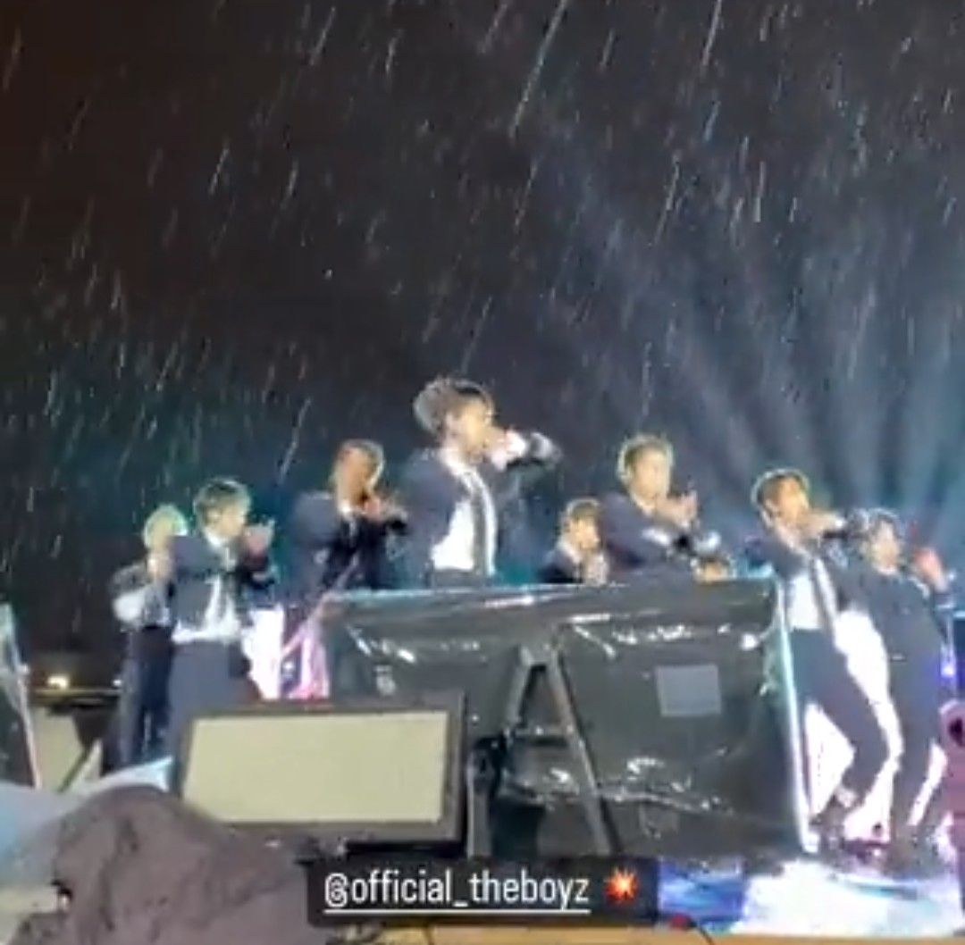 THE BOYZ diguyur hujan gerimis saat tampil di Music Bank Chili 2022.