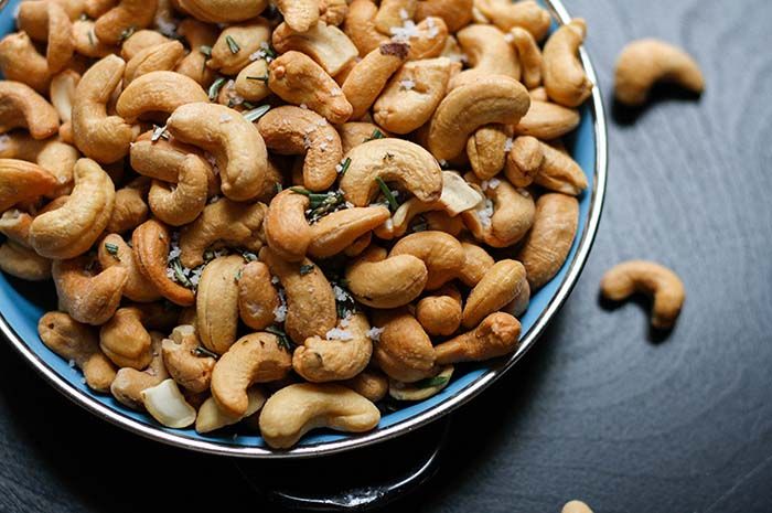 Kacang mete memiliki kandungan Omega-3 yang dapat mendorong proses metabolisme untuk membakar lemak berlebih.