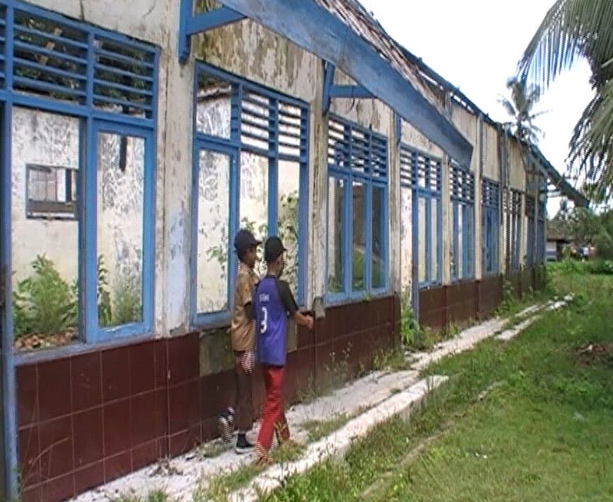 Bangunan SD Cibitung, Kabupaten Sukabumi hanya menyisakan 2 ruangan dalam kondisi rusak parah. Sekolah yang dibangun 38 lalu, belum tersentuh pembangunan