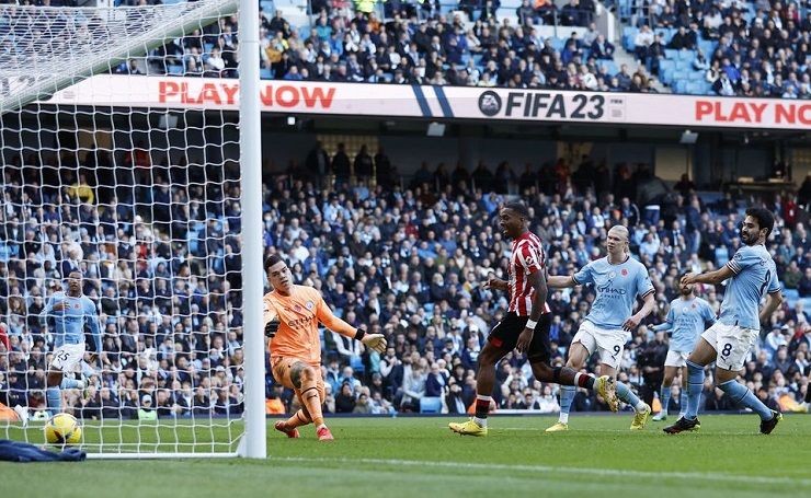 Setriker  Brentford  Ivan Toney berhasil menjebol gawang Manchester City setelah Toney lepas dari kejaran Erling Haaland di Liga Inggris, Sabtu (12/11/2022) malam.