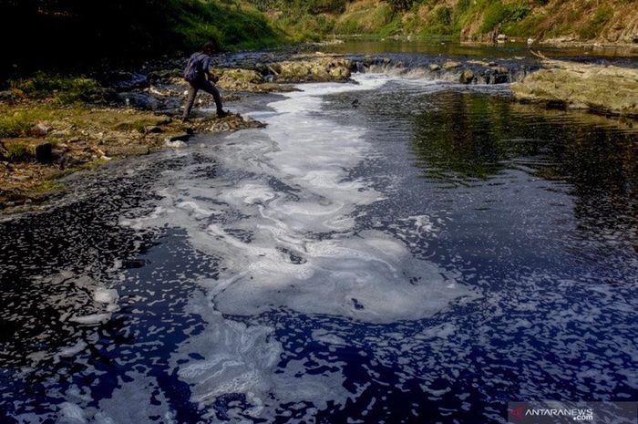 Dinas Lingkungan Hidup (DLH) Kabupaten Bogor mengambil langkah bakal menindak tegas pabrik yang membuang limbah ke sungai dan warga yang membuang sampah rumah tangga karena merusak kelestarian ekologi Sungai Cileungsi.