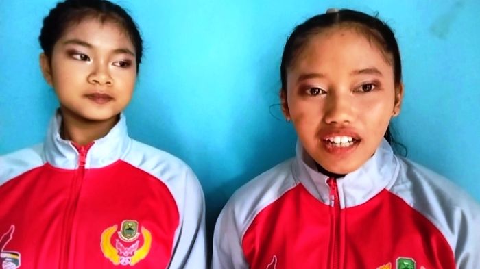 Chalifa Chaerunisa Putri Arel (kanan) dan Paris Rosali de Rozario (kiri), dua atlet cabang olahraga Wushu Kabupaten Kuningan, Jawa Barat, di Porprov XIV Jabar 2022.*