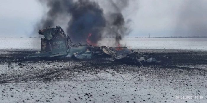 Puing-puing pesawat Rusia yang terbakar di lapangan di luar Volnovakha di wilayah Donets.*  