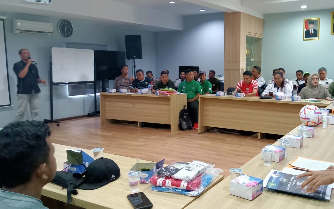 Asosiasi Provinsi Persatuan Sepak Bola Indonesia (Asprov PSSI) Kalbar sedang melaksanakan Technical Meeting pertandingan Cabor Sepak Bola Porprov XIII tahun 2022, Seinin 14 November 2022