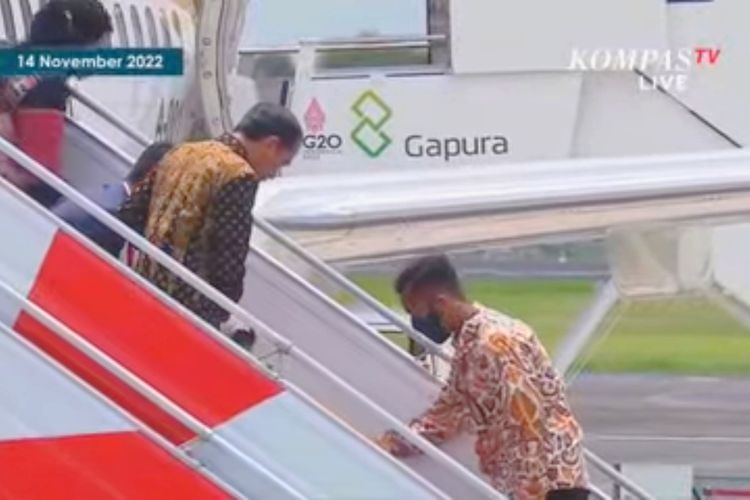 Iriana Terpeleset di Tangga Pesawat, Jokowi Segera Raih Tangan Ibu Negara