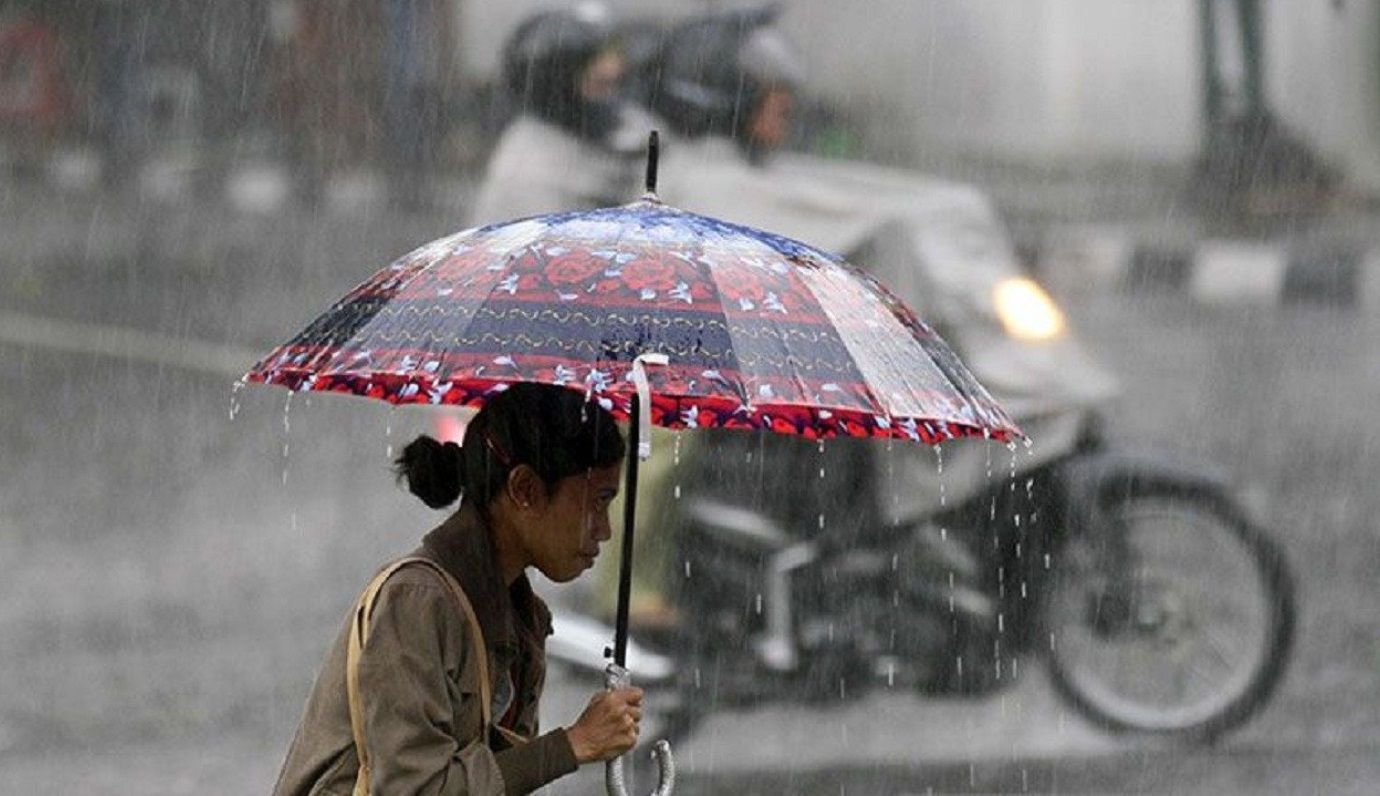 Можно ли гулять в дождь. Indonesia Rain. Гулять дождь часы на руке. Экскурсовод с зонтиком.