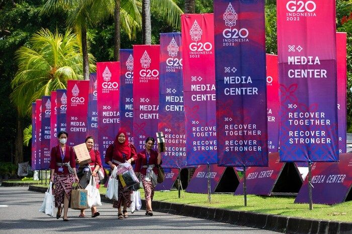 Foto yang diabadikan pada 13 November 2022 ini menunjukkan poster untuk Konferensi Tingkat Tinggi (KTT) Kelompok 20 (G20) ke-17 mendatang di Bali. (Xinhua/Wang Yiliang)