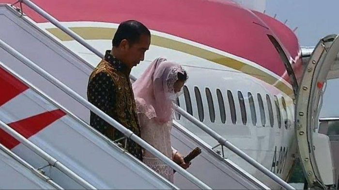 Detik-detik Iriana Jokowi jatuh terpeleset saat menuruni tangga pesawat