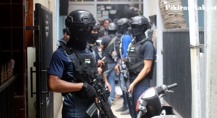 Ilutrasi. Tim Densus 88 Antiteror melakukan penggerebkan teroris. /Pikiran Rakyat/Armin Abdul Jabbar