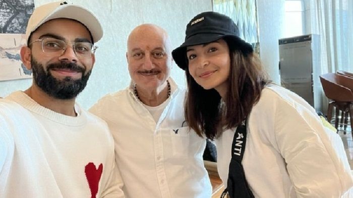 Anupam Kher bertemu Anushka Sharma dan Virat Kohli di ruang tunggu bandara Mumbai.*  