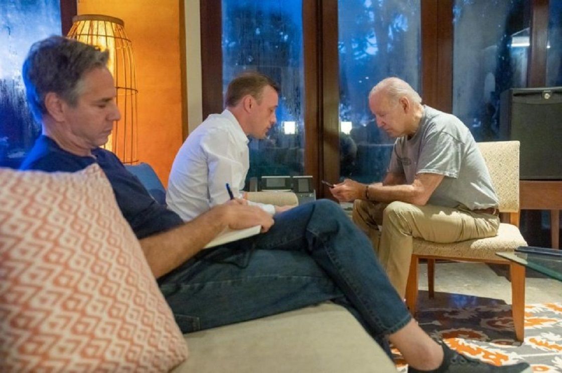 Presiden AS Joe Biden (kanan) yang kini ada di Bali, Indonesia, untuk KTT G20, Selasa mengatakan bahwa dia berbicara dengan Presiden Andrzej Duda.  