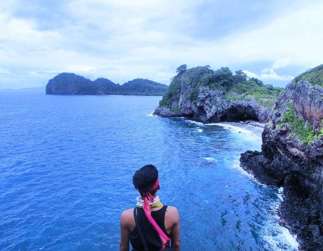 Potret wisatawan yang tengah menikmati keindahan Pulau Sangiang/Tangkapan Layar/Instagram @firdausalkahfi107