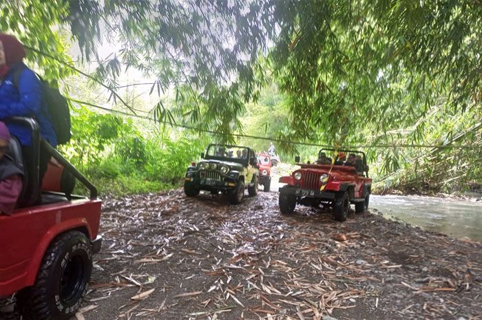 Inilah rekomendasi wisata di Borobudur, Magelang, untuk libur tahun baru. Salah satunya adalah susur Sungai Purba dengan menggunakan Jeep.