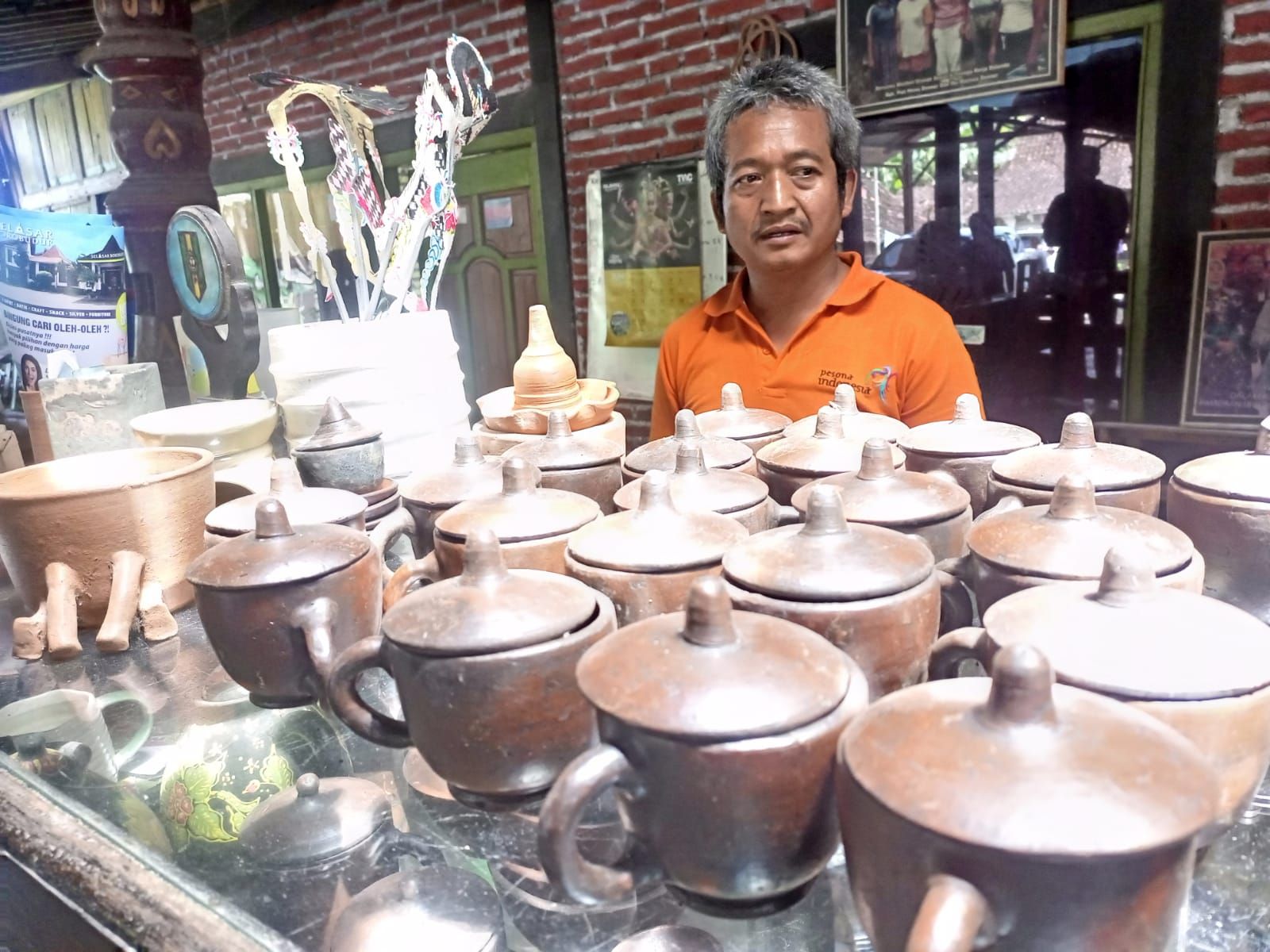 Owner Central Gerabah Arum Art, Supoyo memamerkan olahan gerabah yang dibuat berbagai macam kerajinan seperti di antaranya, kendi, gentong, panci, hingga patung di Kecamatan Borobudur, Kabupaten Magelang, Jawa Tengah.