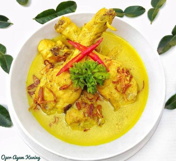 Sajian opor ayam kuning kuah kental.