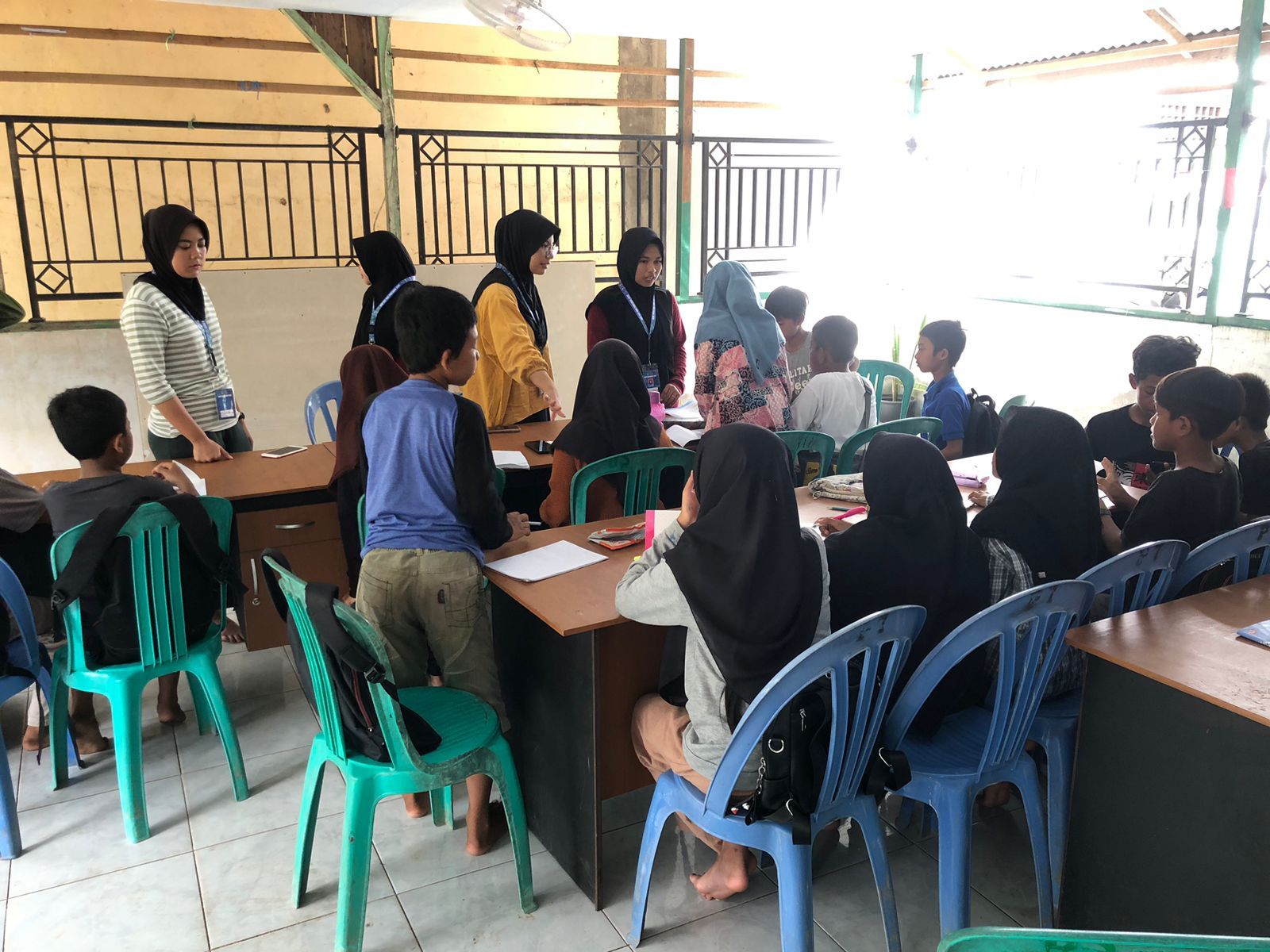Mahasiswa KKM IKIP PGRI Pontianak membantu petugas Posyandu Desa Pematang Tujuh memberikan pelayanan kesehatan kepada masyarakat.