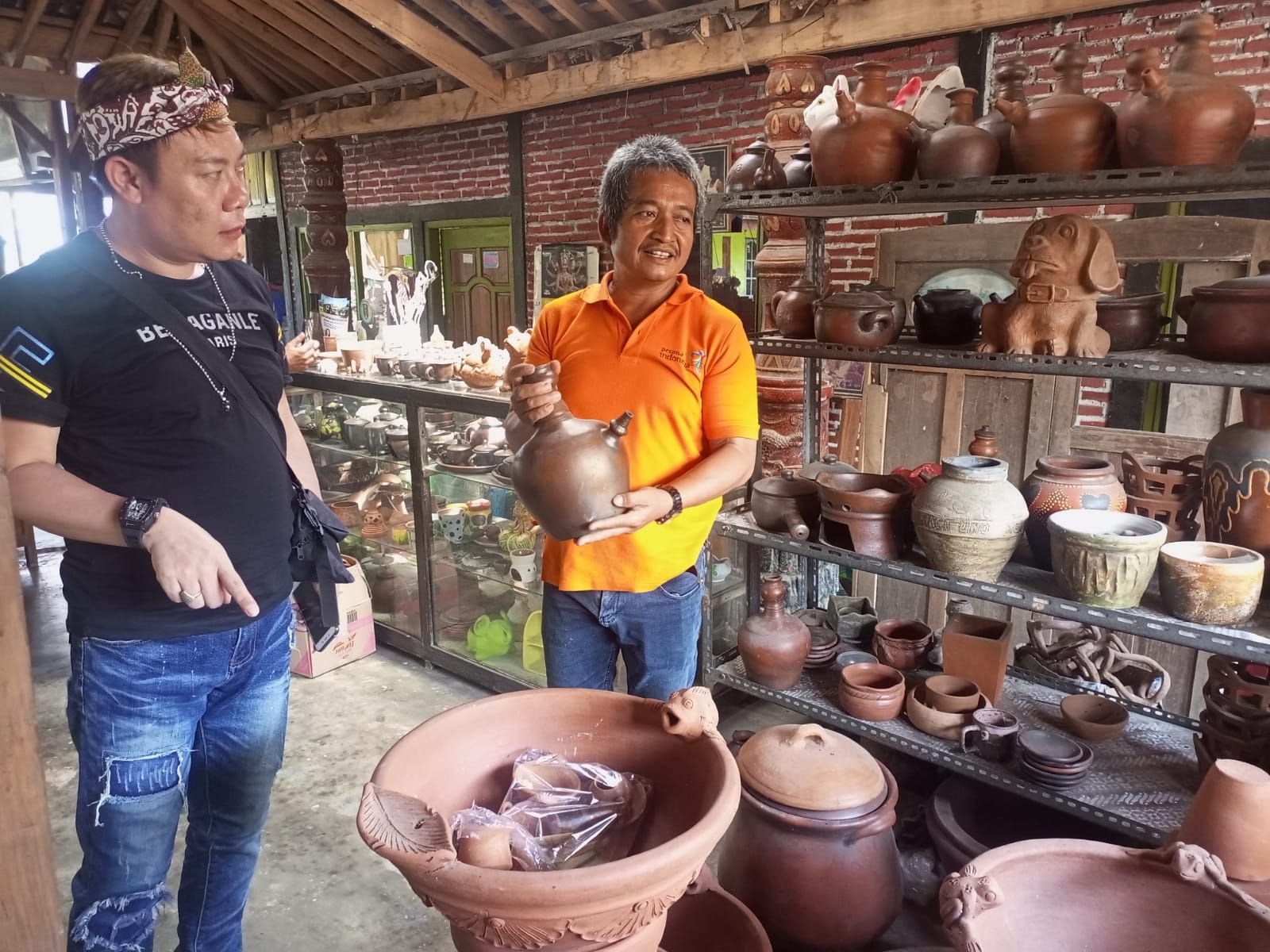 Owner Arum Art, Supoyo memamerkan olahan tanah liat yang dibuat berbagai macam kerajinan seperti di antaranya, kendi, gentong, panci, hingga patung.