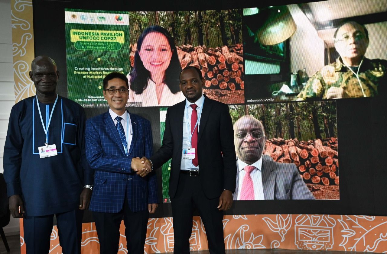 Pengumuman koalisi negara-negara produsen kayu tropis di Paviliun Indonesia pada Konferensi Perubahan Iklim COP27 UNFCCC di Sharm El Sheikh, Mesir, Rabu, 16 November 2022.