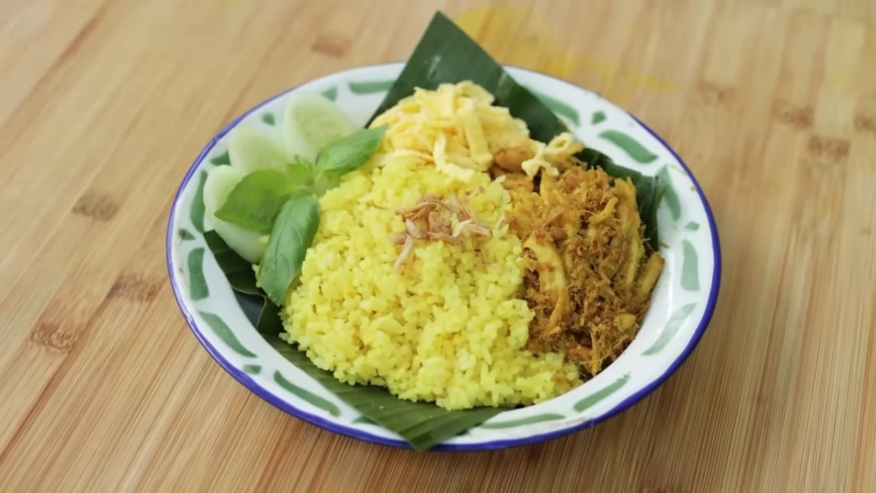 Praktis Cuman Pakai Rice Cooker! Ini Dia Resep Nasi Kuning Ayam Suwir