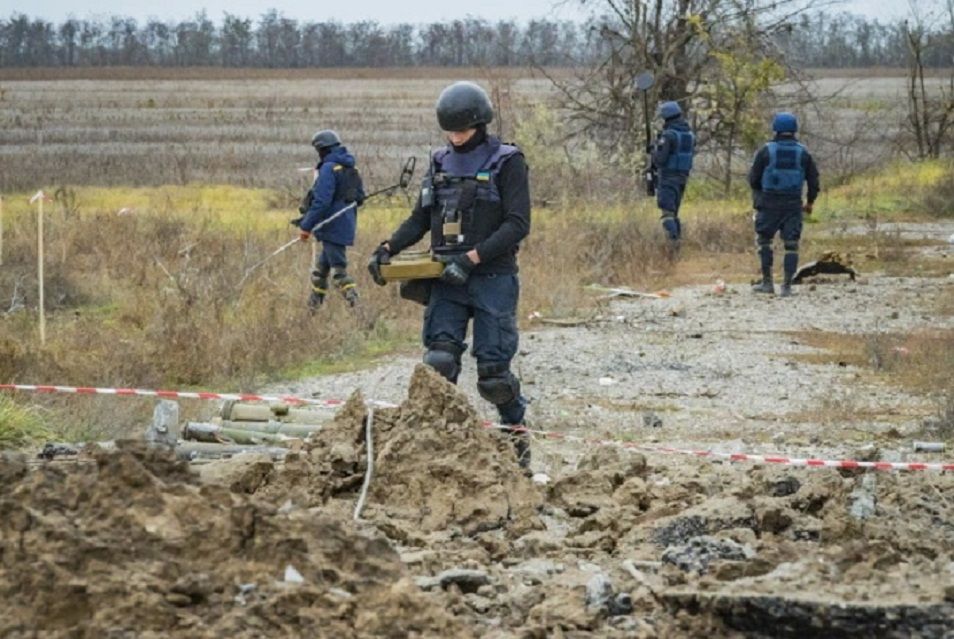 Sebuah ranjau anti-tank ditemukan di ladang di Kherson setelah mundurnya Rusia. 