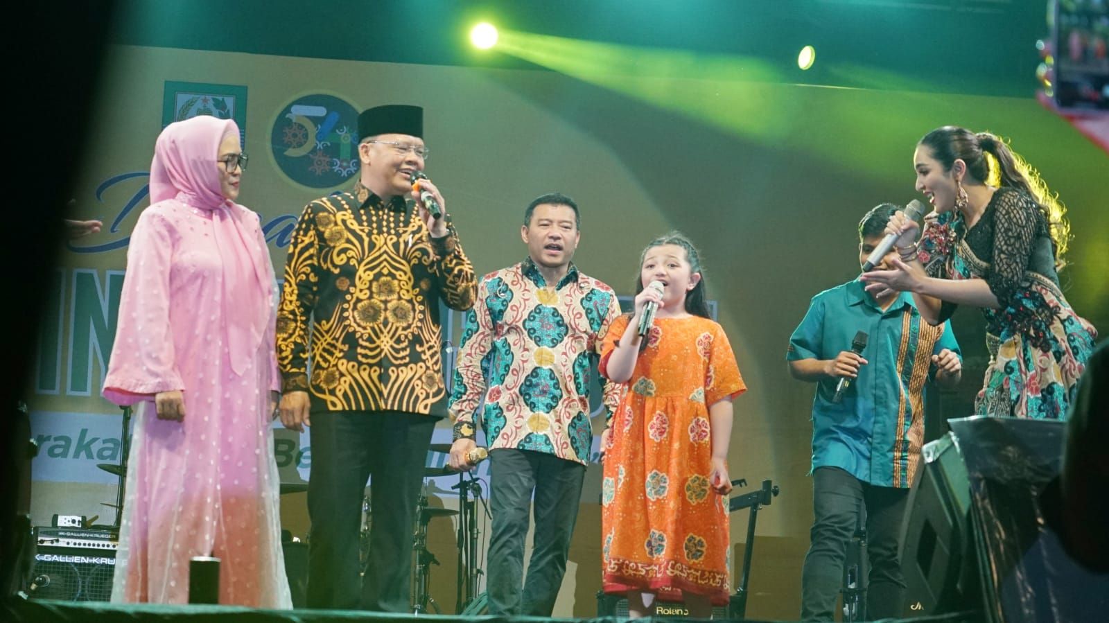 Anang Hermansyah dan Ashanty menghibur masyarakat Bengkulu pada acara malam puncak HUT ke 54 Bengkulu 