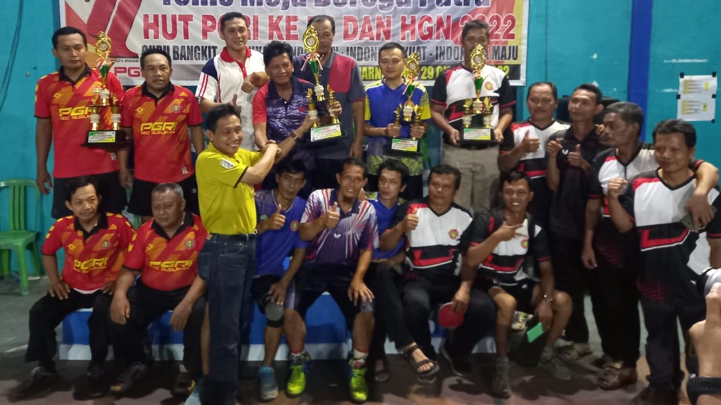 Ketua PGRI Banjarnegara berikan penghargaan kepada tim juara dalam lomba HUT PGRI ke 77