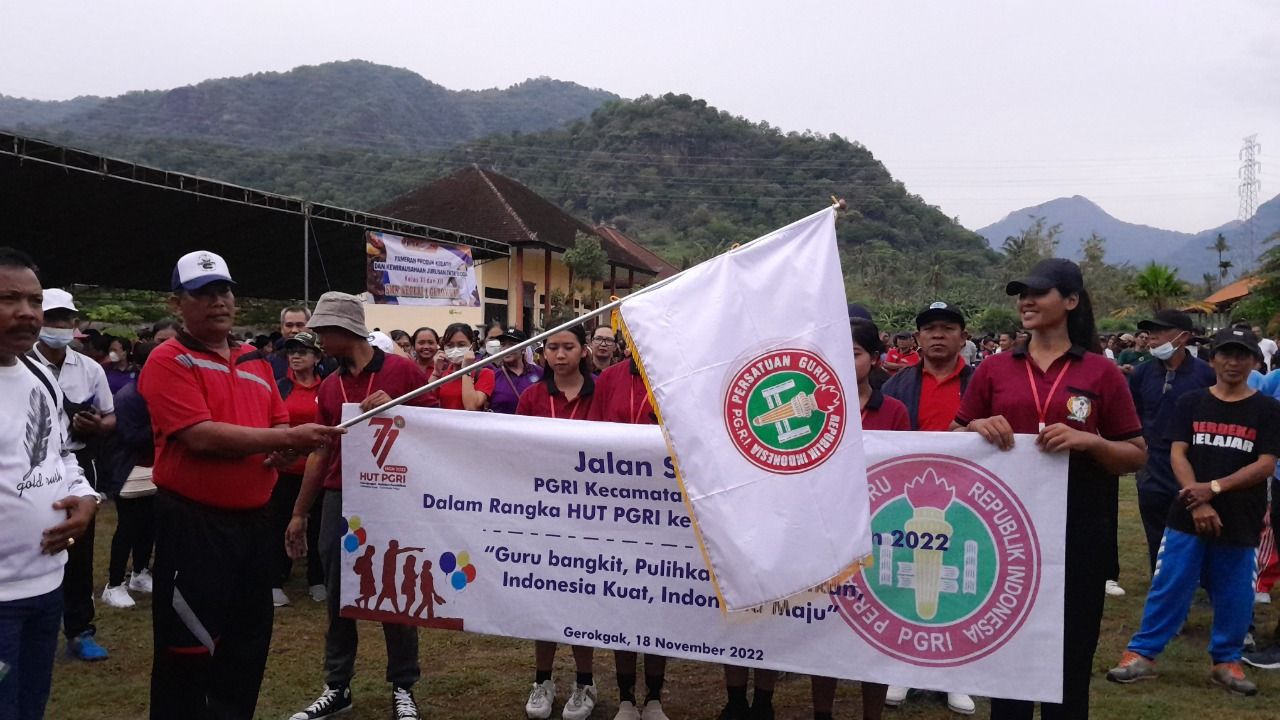 Pelepasan peserta jalan sehat meriahkan HUT PGRI ke-77 dan Hari Guru Nasional di Kecamatan Gerokgak Buleleng