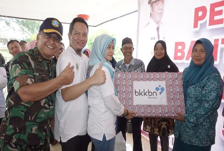 Penyerahan bantuan dari BKKBN Banten kepada Tim Dapur Sehat Atasi Stunting (Dashat) di Pulau Tunda Kabupaten Serang, Sabtu 19 November 2022.