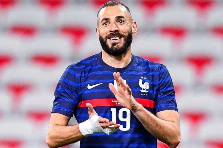 Penyerang  Timnas Perancis Karim Benzema absen pada gelaran Piala Dunia 2022 di Qatar, akibat cedera otot. 