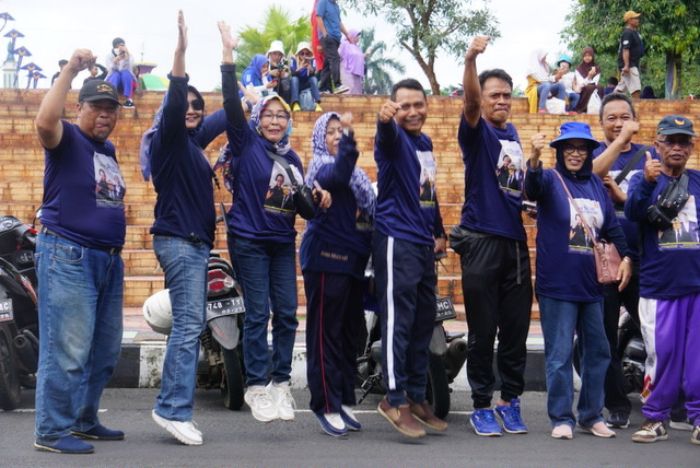 Rombongan dari Kabupaten Sukabumi meriahkan acara Jalan Sehat Anies Baswedan di Alun-alun Ciamis, Minggu 20 November 2022.*/