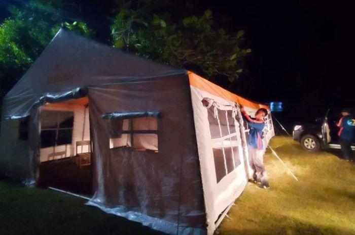 Petugas mendirikan tenda dari Jabar Quick Response (JQR) untuk ruang kelas darurat bagi siswa SDN Salenggang di Desa Gunung Sungging, Kecamatan Surade, Kabupaten Sukabumi, Provinsi Jawa Barat.