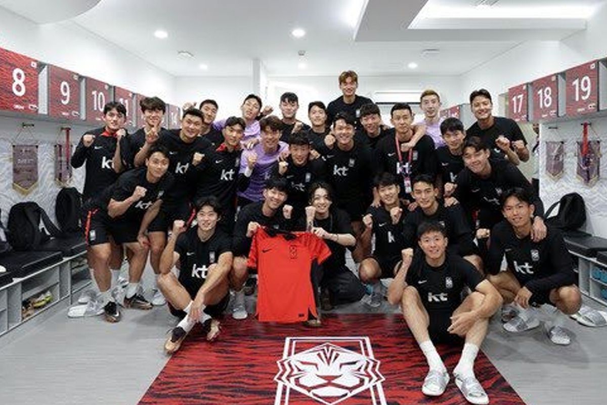 Jungkook berkunjung ke Tim NasionalKorea,dan dapat Kaos