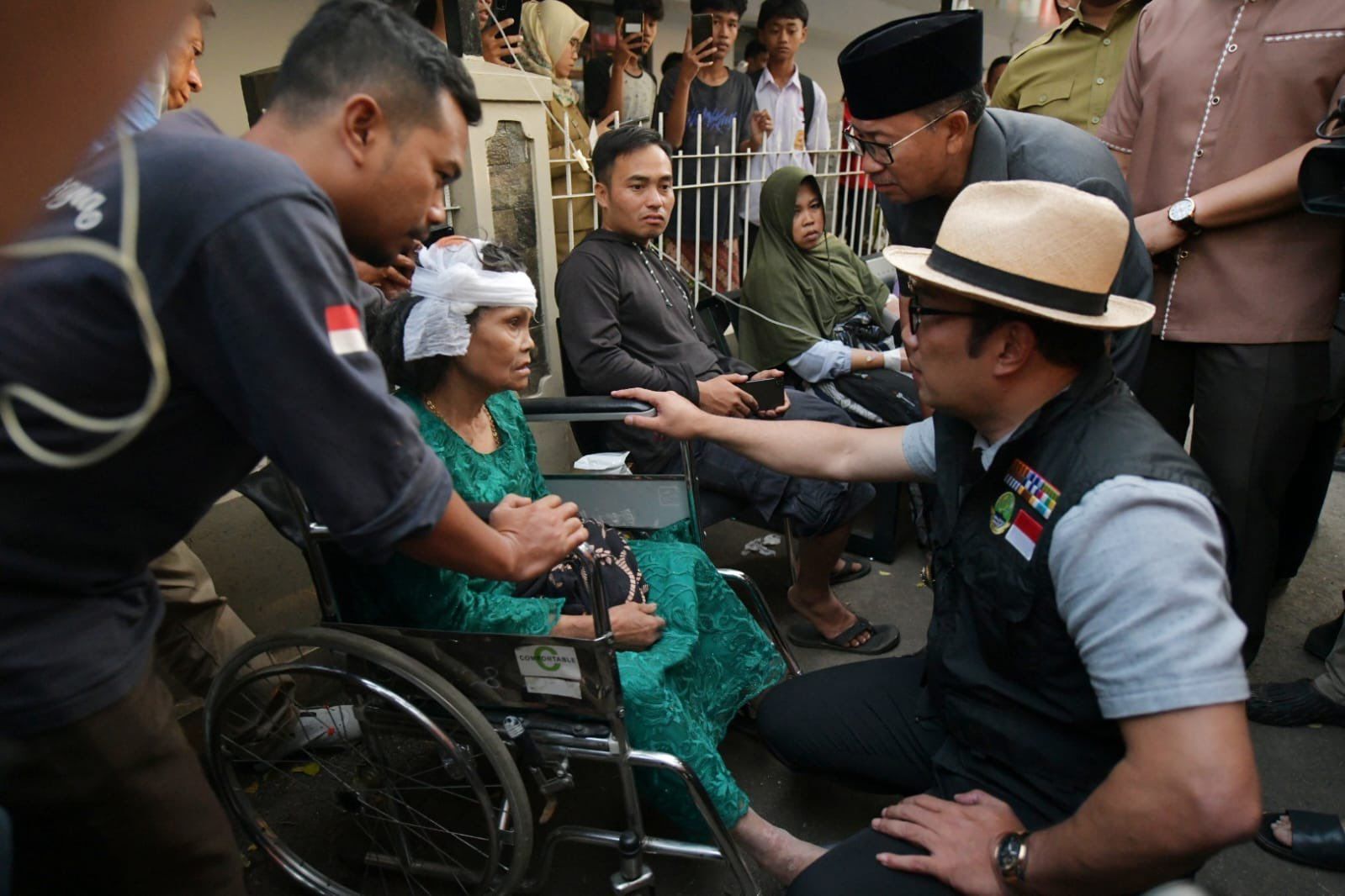 Gubernur Jawa Barat Ridwan Kamil Saat Meninjau Korban Gempa Bumi Cianjur