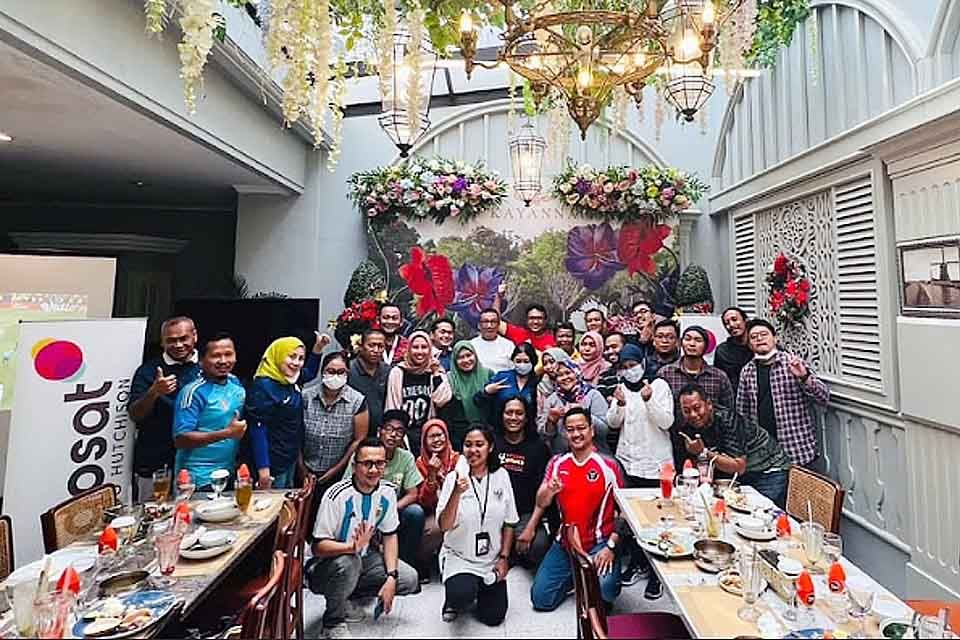 Foto bersama para petinggi IOH, IM3 dan Tri bersama media pada 21 Nopember 2022 di Surabaya.