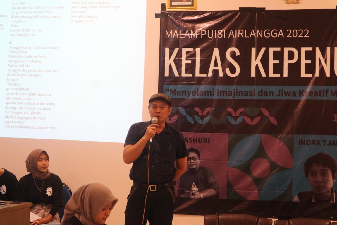 Foto: Sastrawan Indra Tjahyadi saat mengisi kelas Kepenulisan Puisi yang digelar HMD Bahasa dan Sastra Indonesia UNAIR menyambut Malam Puisi Airlangga 