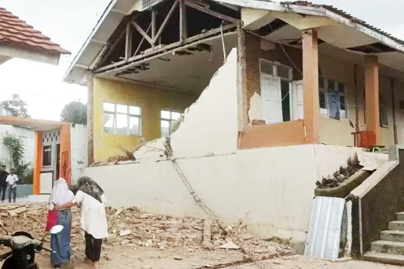 Penampakan reruntuhan bangunan pascagempa M 5,6 di Kabupaten Cianjur, Jawa Barat, Senin 21 November 2022