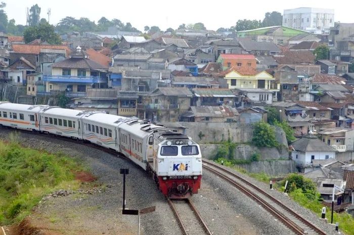 Kereta Api (KA) Pangrango Bogor-Sukabumi melintas di wilayah Kelurahan Empang, Kota Bogor, Jawa Barat.