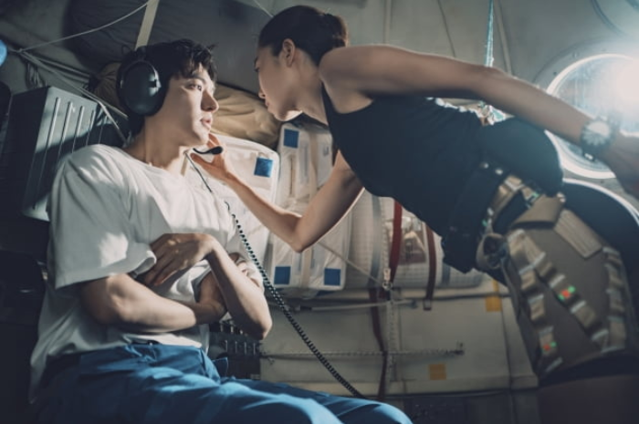 Lee Min Ho dan Gong Hye Jin Akan Bintangi Drama Luar Angkasa  ‘Ask The Stars’