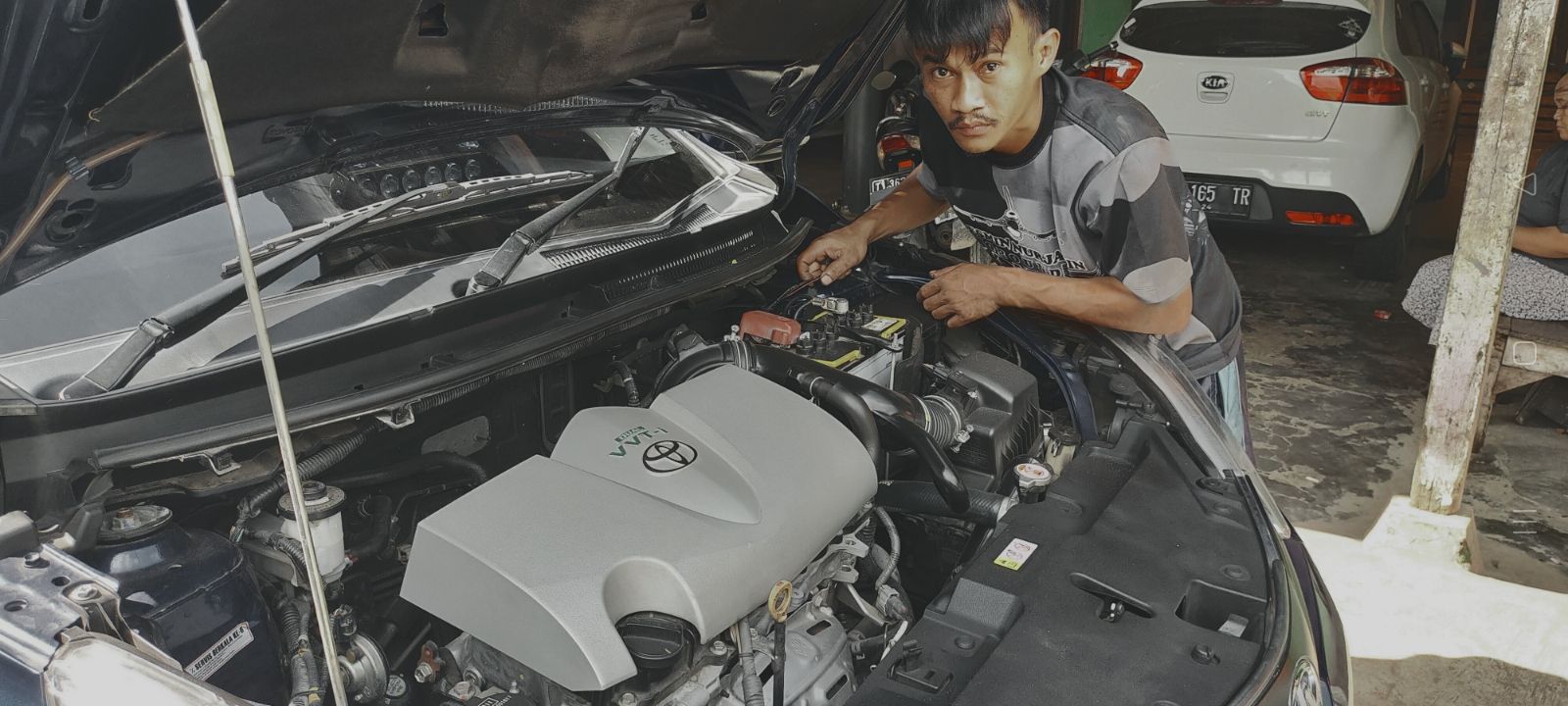 Bengkel mobil di Subang, Eka mekanik muda dari kampung Tanggulun Kalijati dijuluki Bocah Ajaib mampu perbaiki mobil-mobil mewah bermasalah hingga kembali pada kondisi normal.