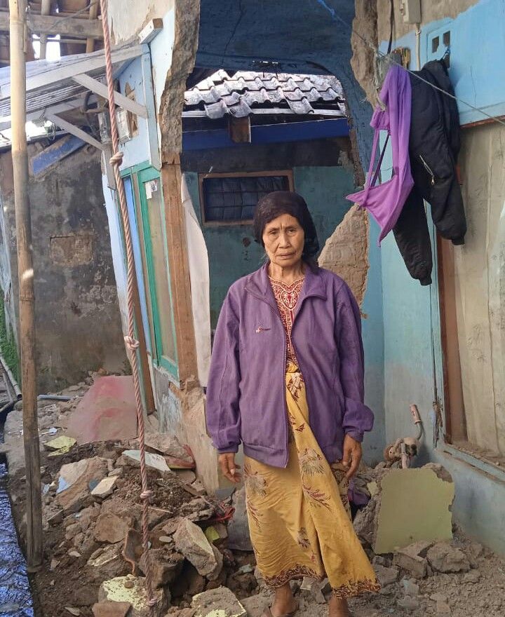 Ibu Diah, salah satu korban gempa Cianjur foto di depan Rumahnya yang terkena gempa.Warga Bojong Koneng berharap bantuan makanan segera tiba/ Samsul Warga Bojong Koneng