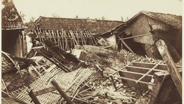 Kerusakan rumah di permukiman Tionghoa di Cianjur akibat gempa pada 28 Maret 1879 yang diabadikan dalam jepretan kamera fotografer Woodbury & Page.
