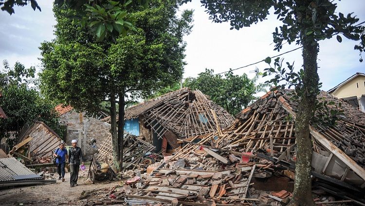 Bangunan rumah yang hancur karena gempa di Cianjur. Informasi update korban gempa Cianjur, Jawa Barat hari ini, Selasa, 22 November 2022 dan info gempa susulan BMKG.