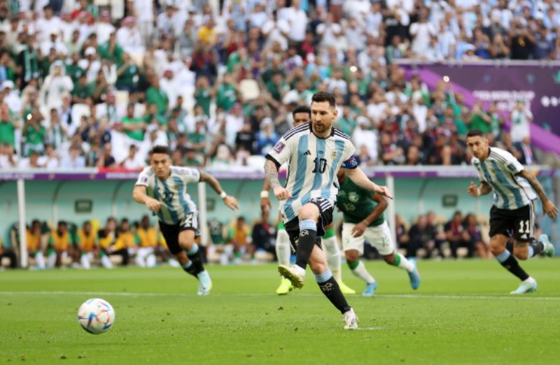 Lionel Messi saat mencetak gol ke gawang Arab Saudi.