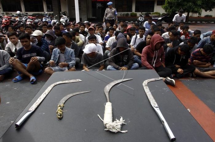Barang bukti senjata tajam dan sejumlah pelajar yang akan melakukan tawuran diamankan di Mako Polres Bogor, Cibinong, Kabupaten Bogor, Jawa Barat.